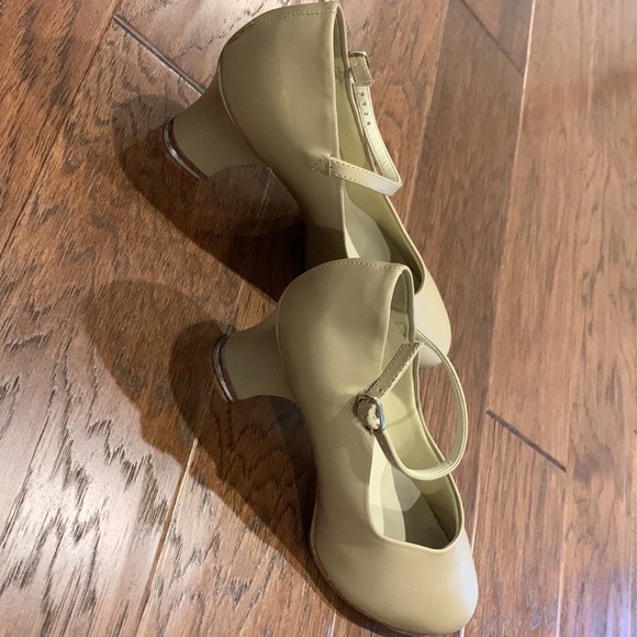 So Danca 3” character shoes with taps. Size W 10 1/2 L. - Picture 5 of 8